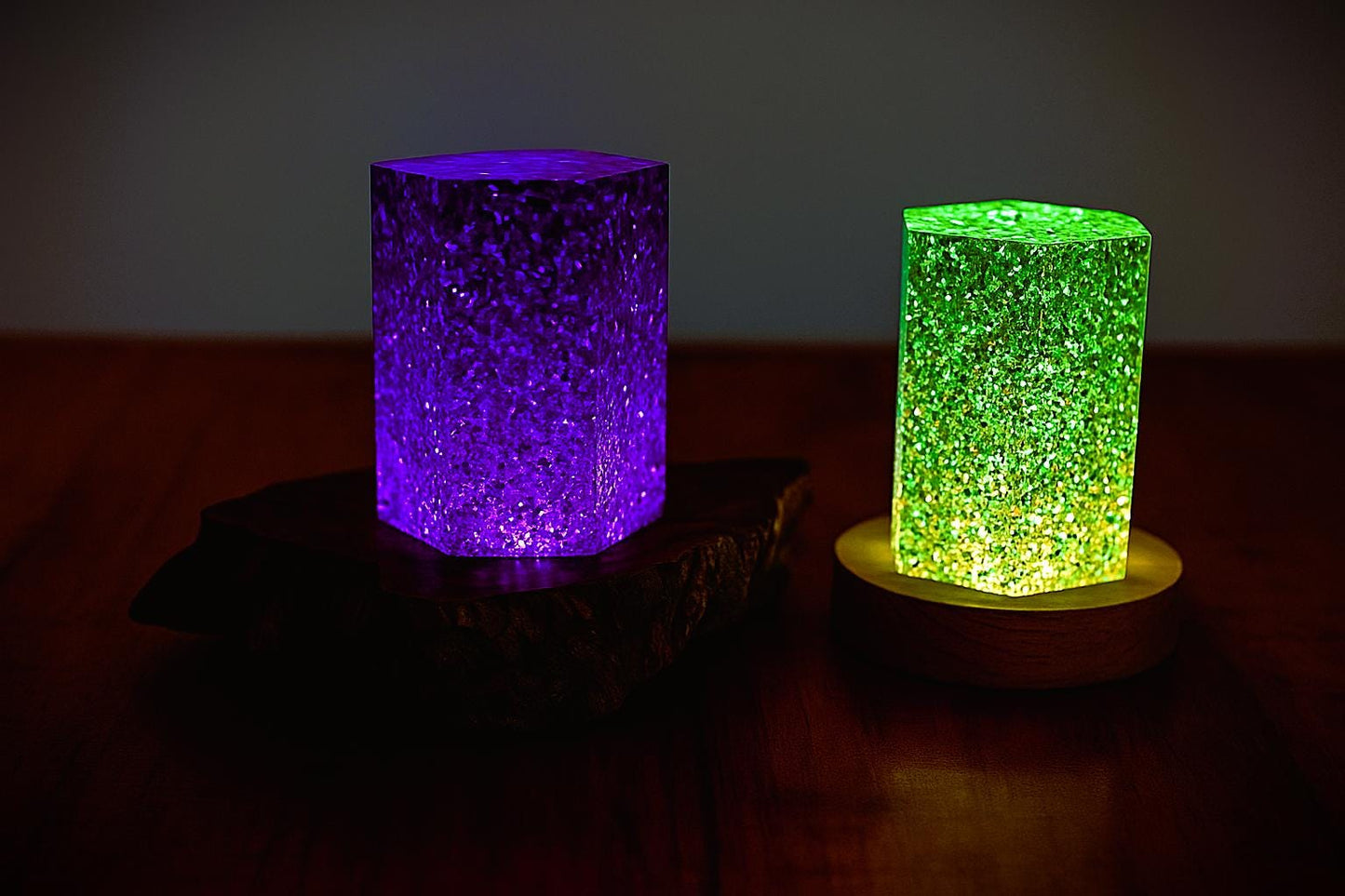 Hexagon Epoxidharz Lampe – RGB Nachtlicht mit Holzsockel | Handgemachtes Unikat