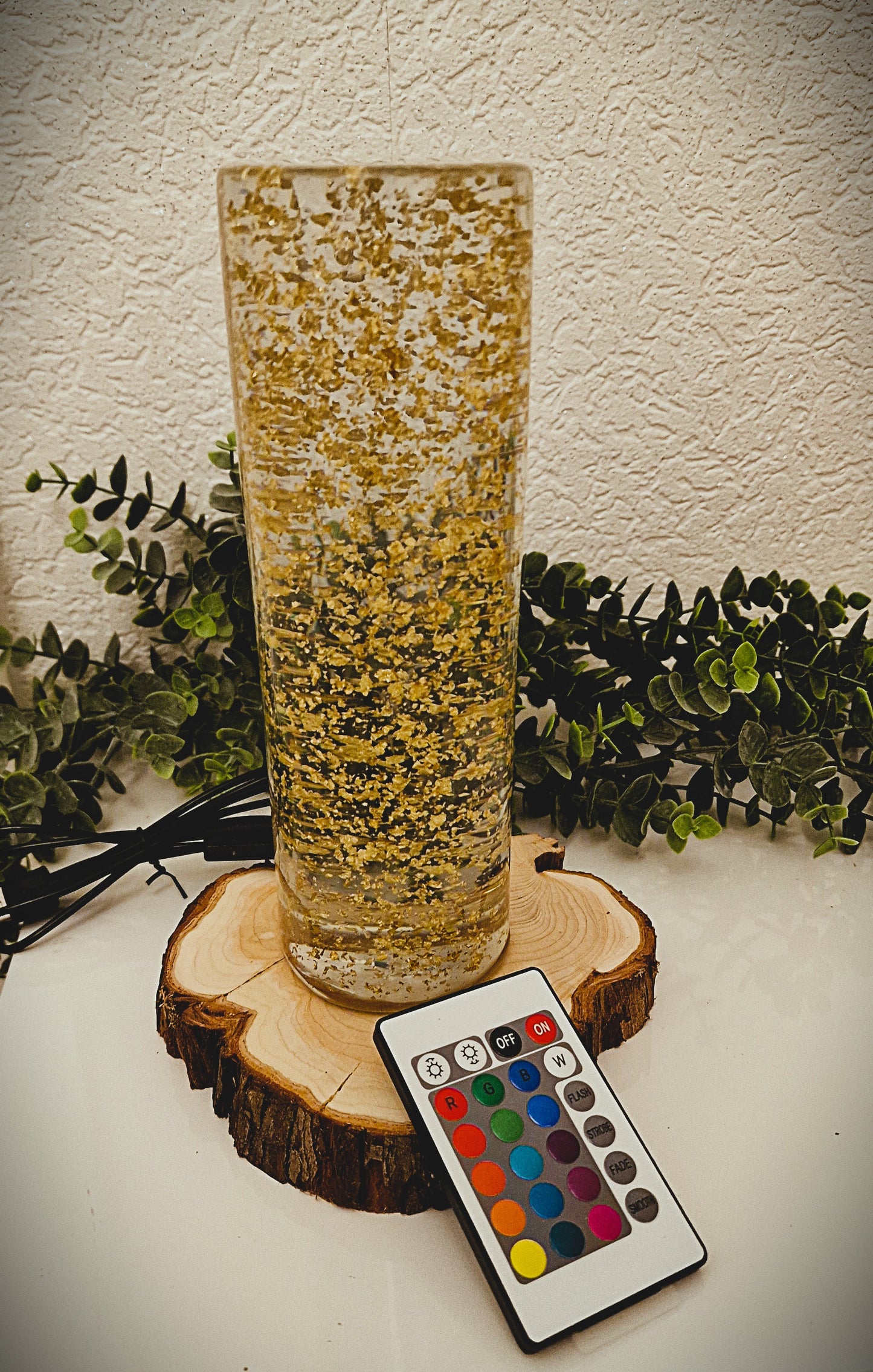 XXL Epoxidharz Lampe mit 24Karat Gold – RGB Designlicht auf Holz