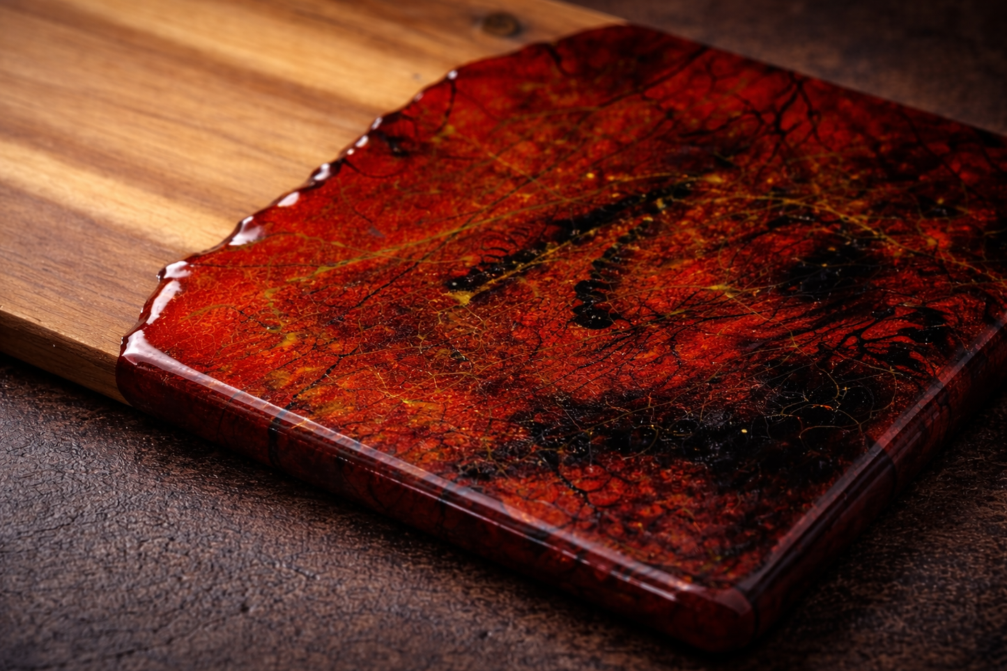 Dark Romance Resin Servierbrett aus Akazienholz | Handgemachtes Schneidebrett | Rot Schwarz Gold | Luxury Home Decor | Geschenkidee | Unikat