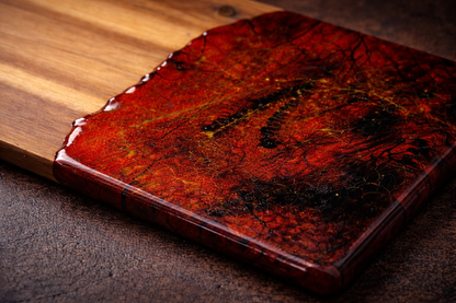 Dark Romance Resin Servierbrett aus Akazienholz | Handgemachtes Schneidebrett | Rot Schwarz Gold | Luxury Home Decor | Geschenkidee | Unikat