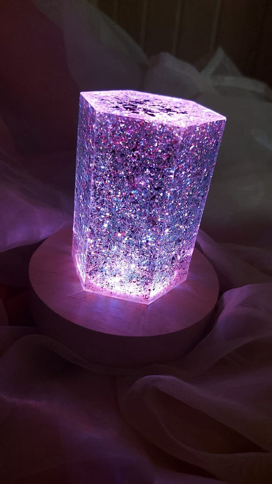 Hexagon Epoxidharz Lampe – RGB Nachtlicht mit Holzsockel | Handgemachtes Unikat