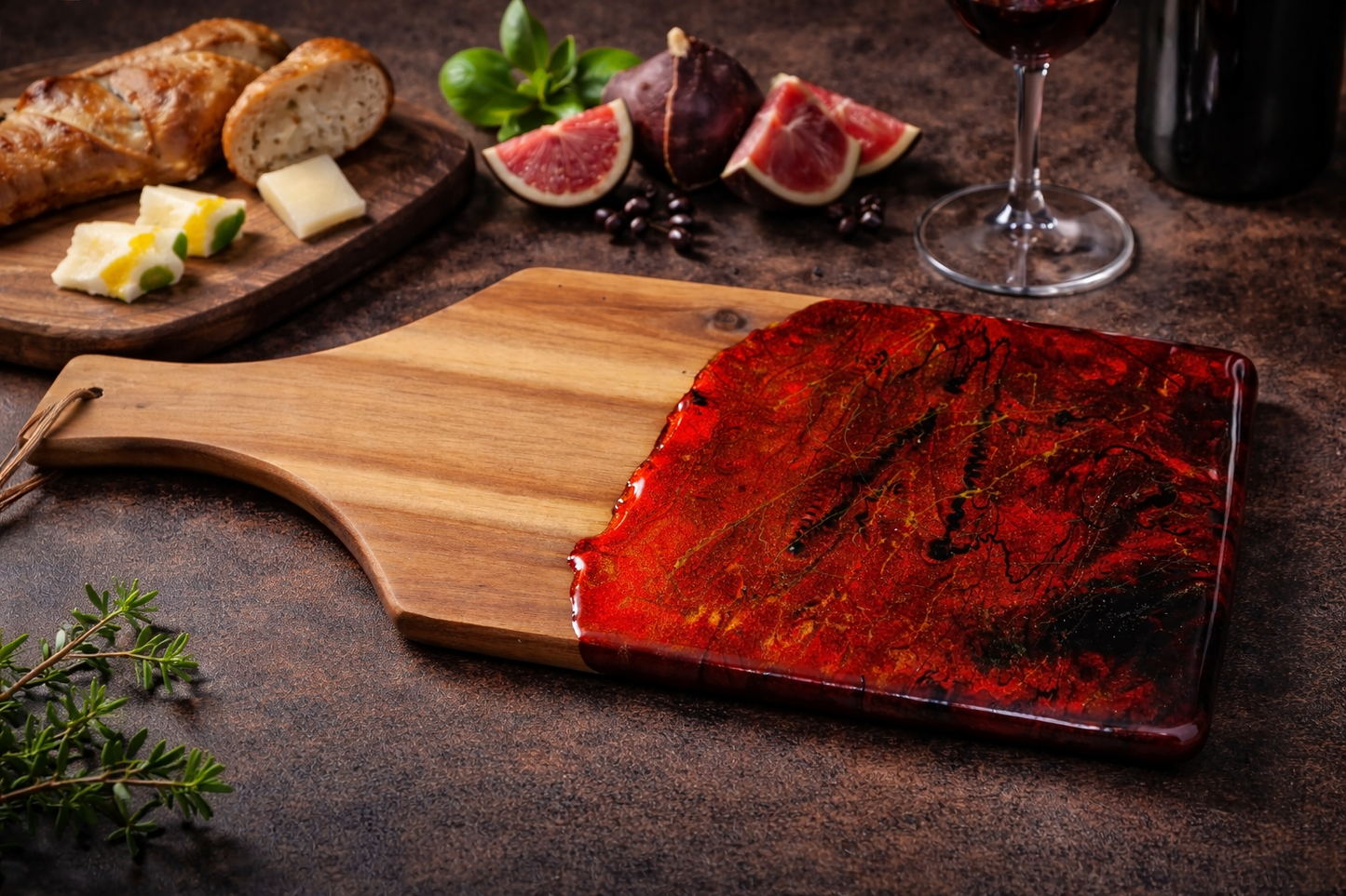 Dark Romance Resin Servierbrett aus Akazienholz | Handgemachtes Schneidebrett | Rot Schwarz Gold | Luxury Home Decor | Geschenkidee | Unikat